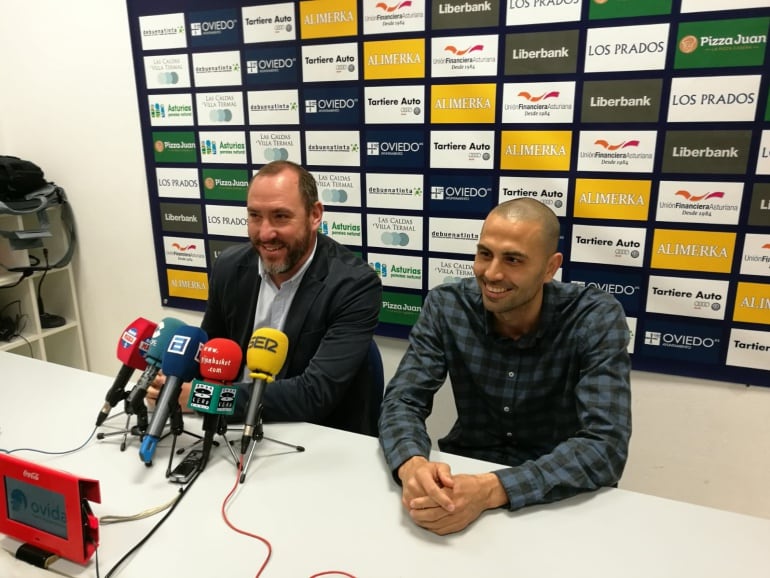 Héctor Galán y Javi Rodríguez durante la rueda de prensa celebrada en el polideportivo de Pumarín.