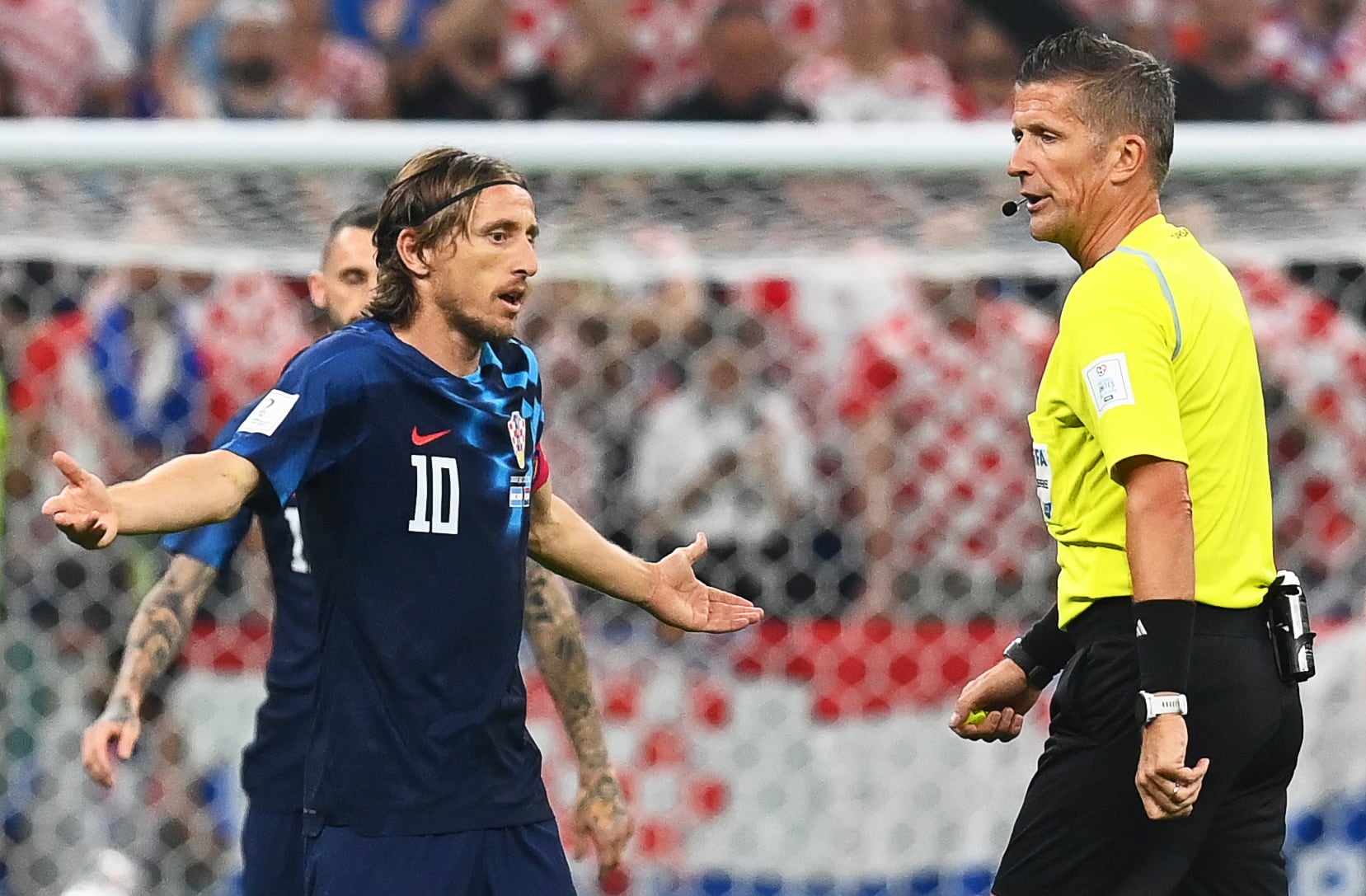 Modric protesta una acción a Orsato en la semifinal contra Argentina.