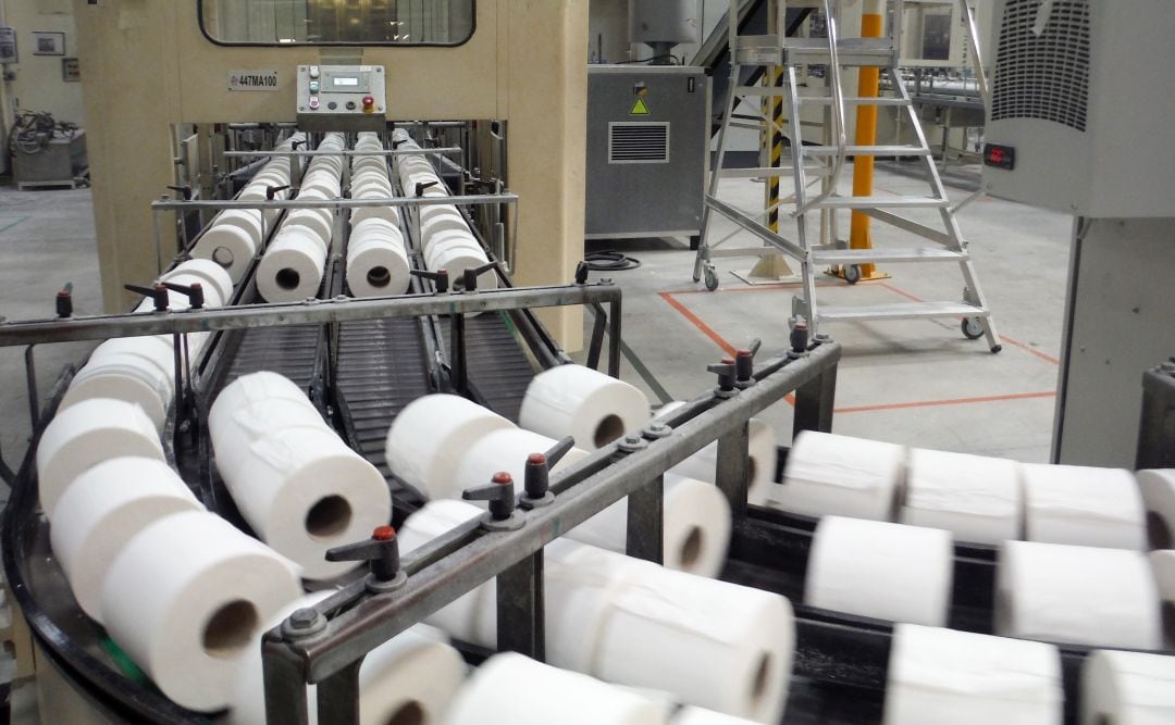 Producción de papel higiénico en la mayor fábrica de España.