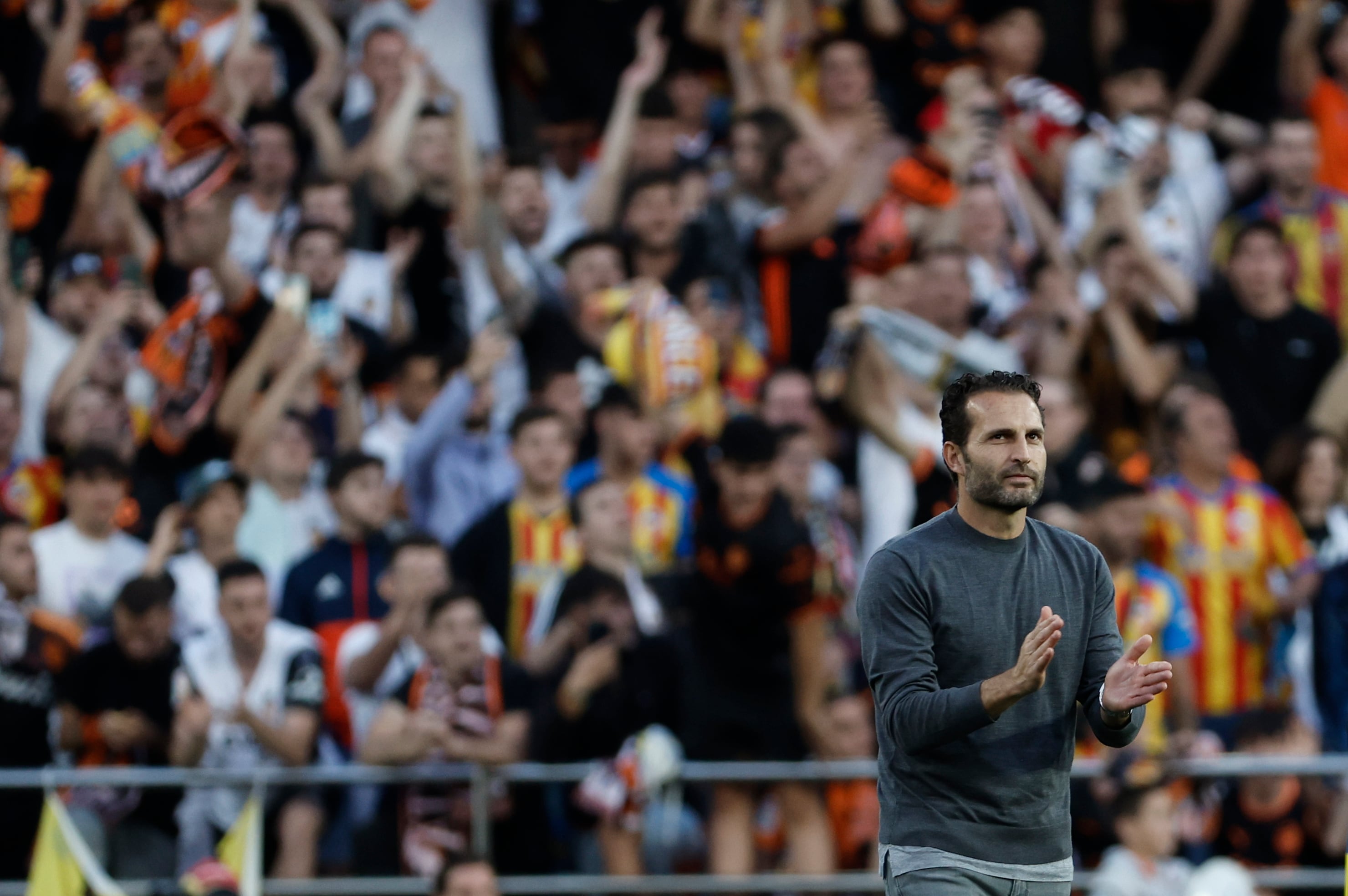 VALENCIA 21/05/2023.- El entrenador del Valencia CF Rubén Baraja celebra la victoria de su equipo al término del partido correspondiente a la jornada 35 de LaLiga Santander que disputaron Valencia CF y Real Madrid este domingo en Mestalla (Valencia). EFE/Biel Alino
