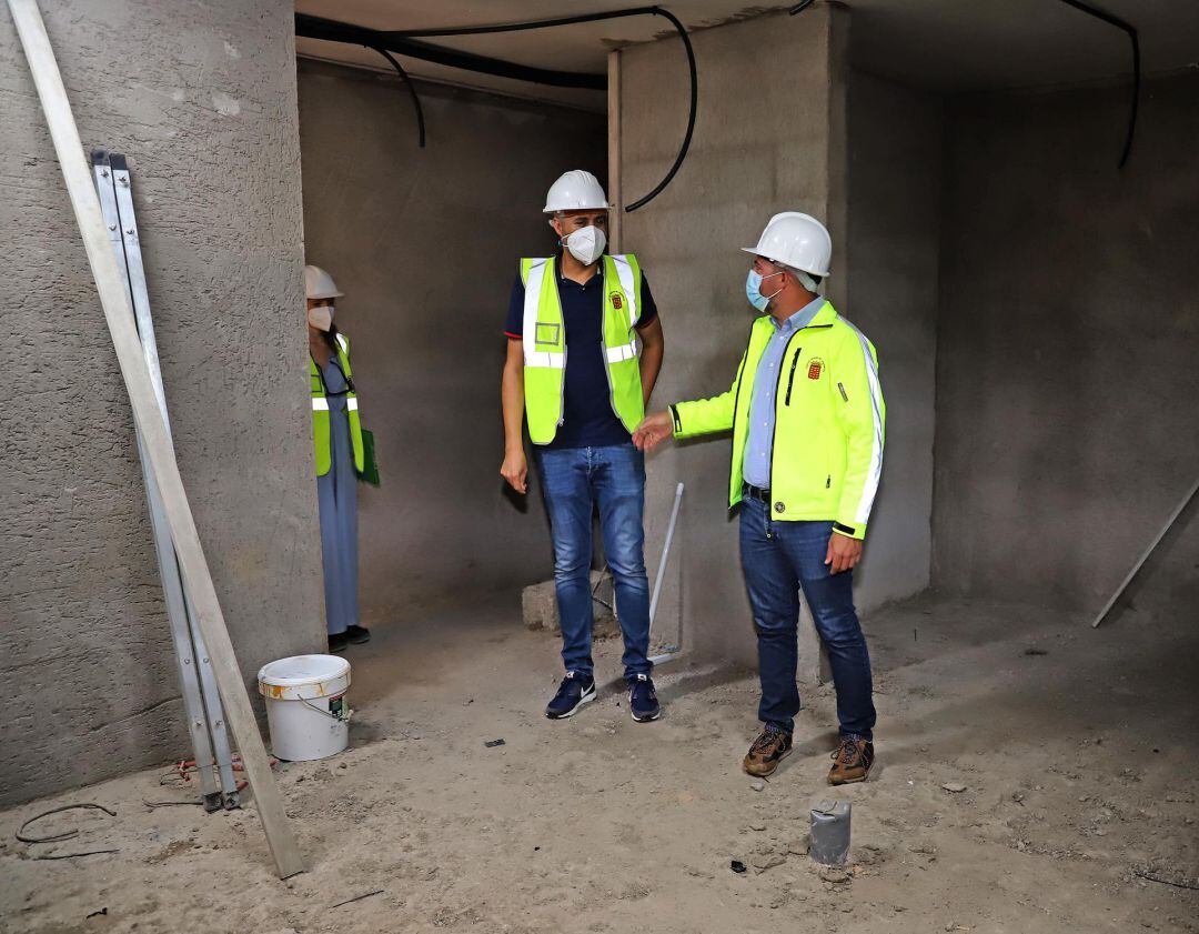 El consejero de Obras Públicas, Jacobo Medina, y el consejero de Deportes, Francisco Javier Aparicio, durante una visita a las obras. 