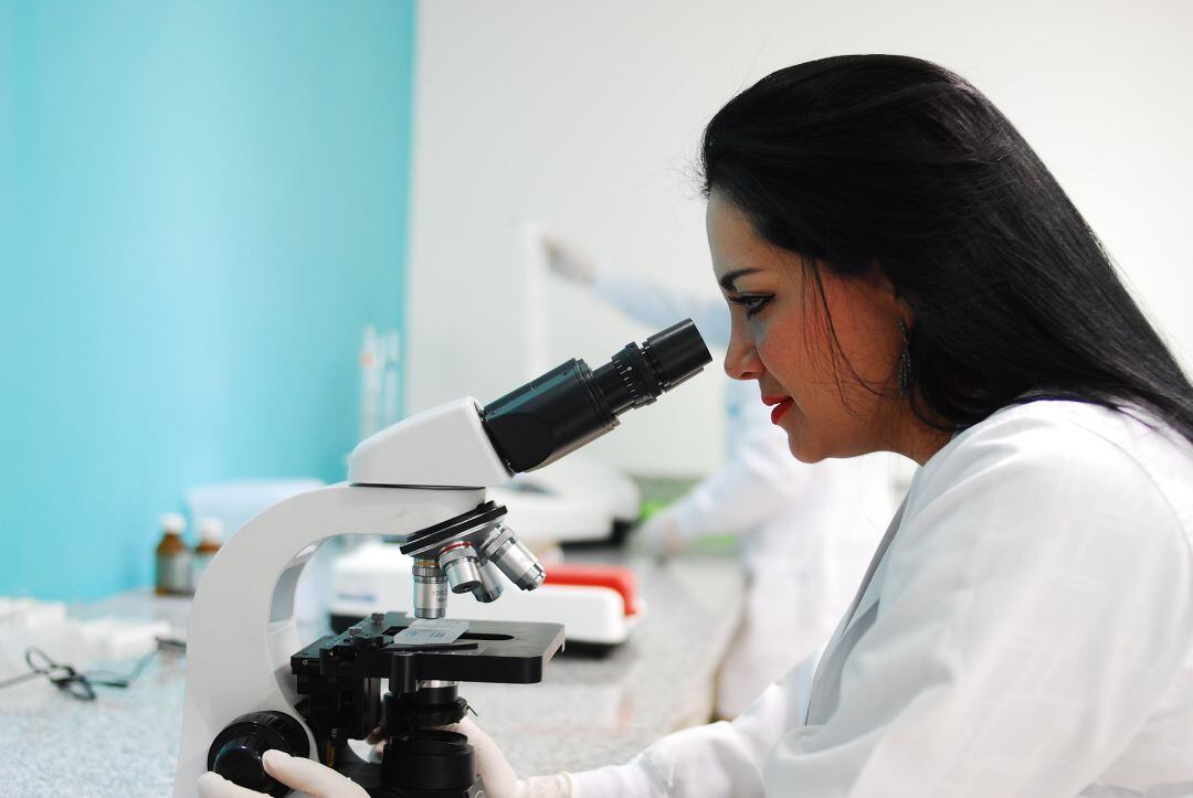 Mujer trabaja en un laboratorio