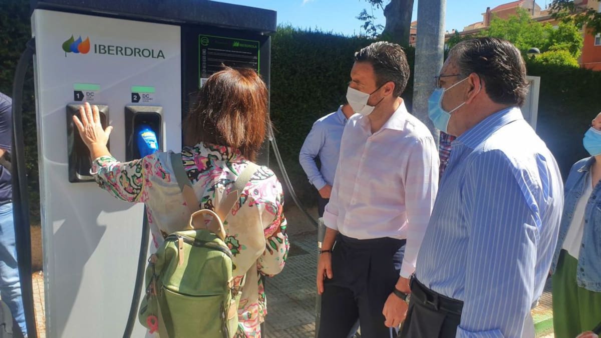 Caravaca ya cuenta con las primeras estaciones de recarga rápida para vehículos eléctricos en la vía pública