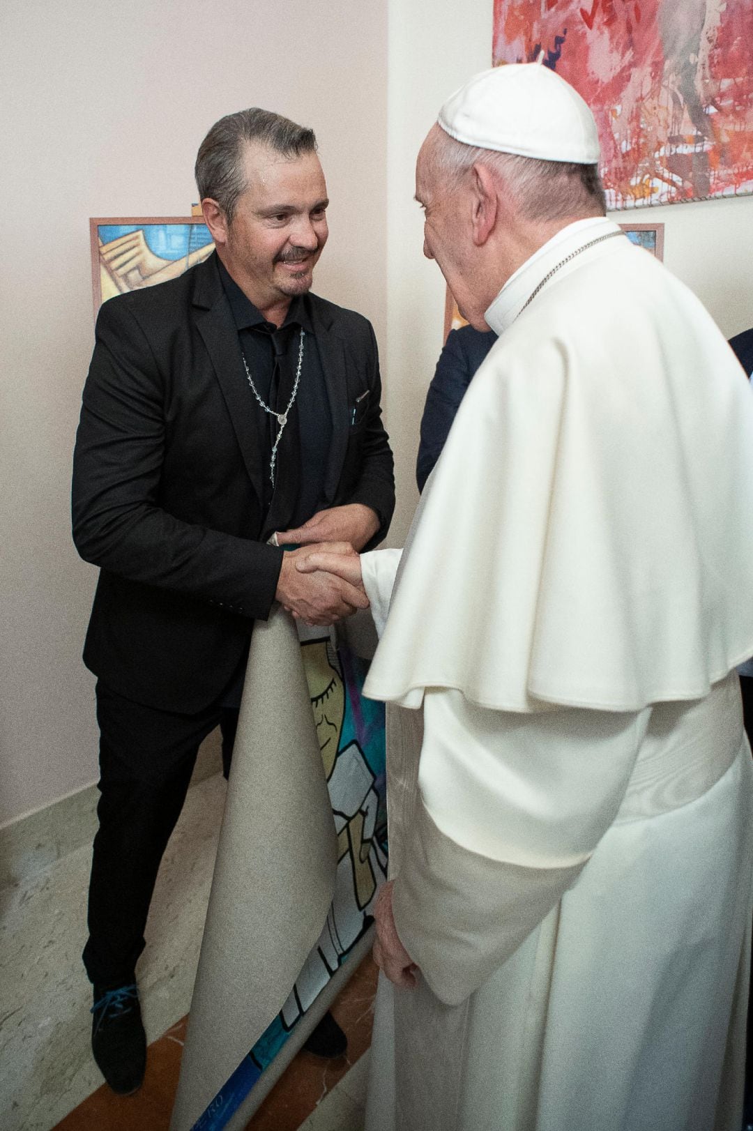 El momento del encuentro entre el Papa y el artista