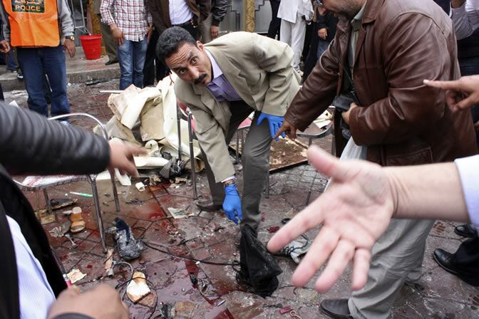 Los investigadores trabajan en el lugar de la explosión