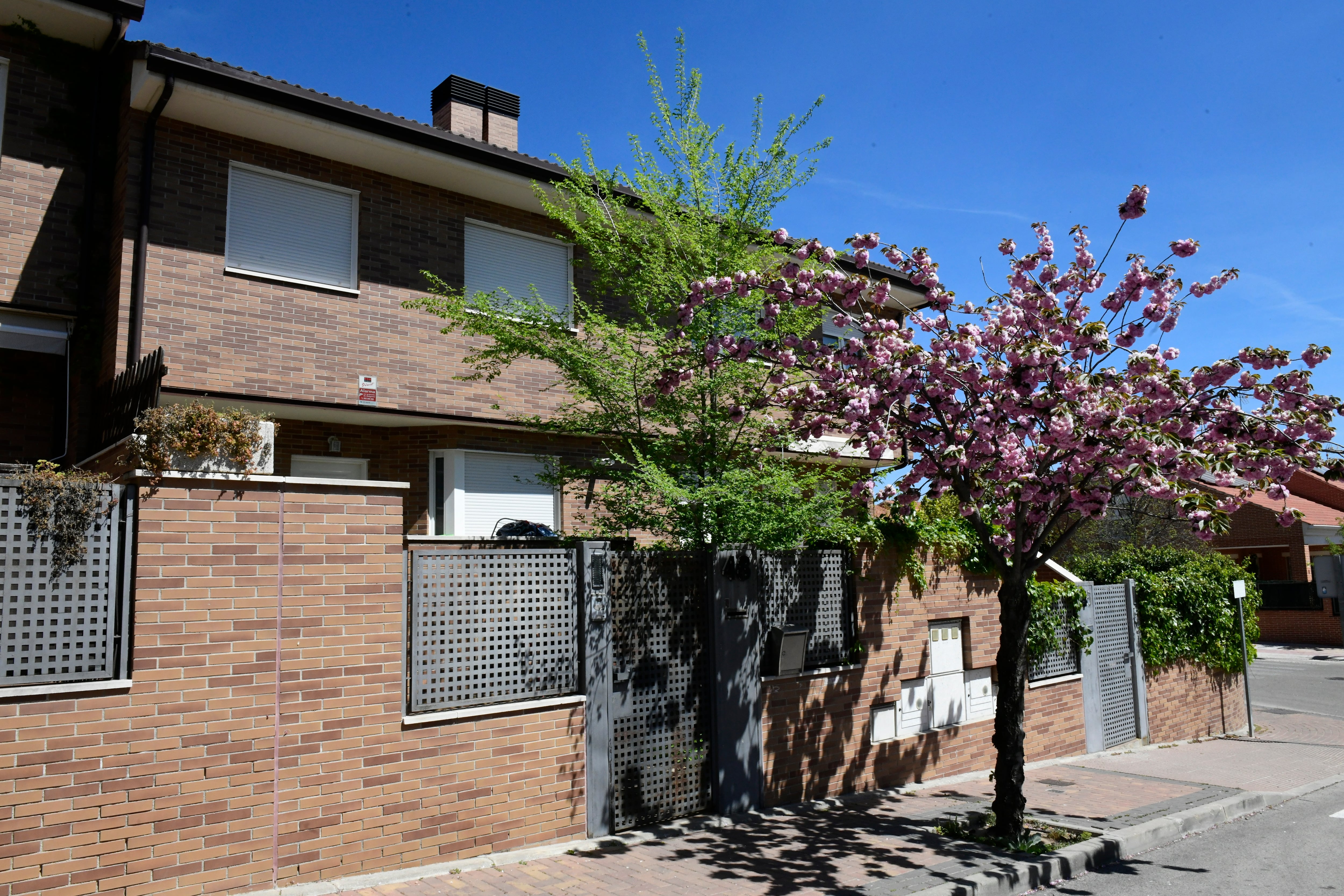 Vista de la vivienda en Colmenar Viejo, en el que la pareja fue detenida por el presunto maltrato de sus ocho hijos menores de edad