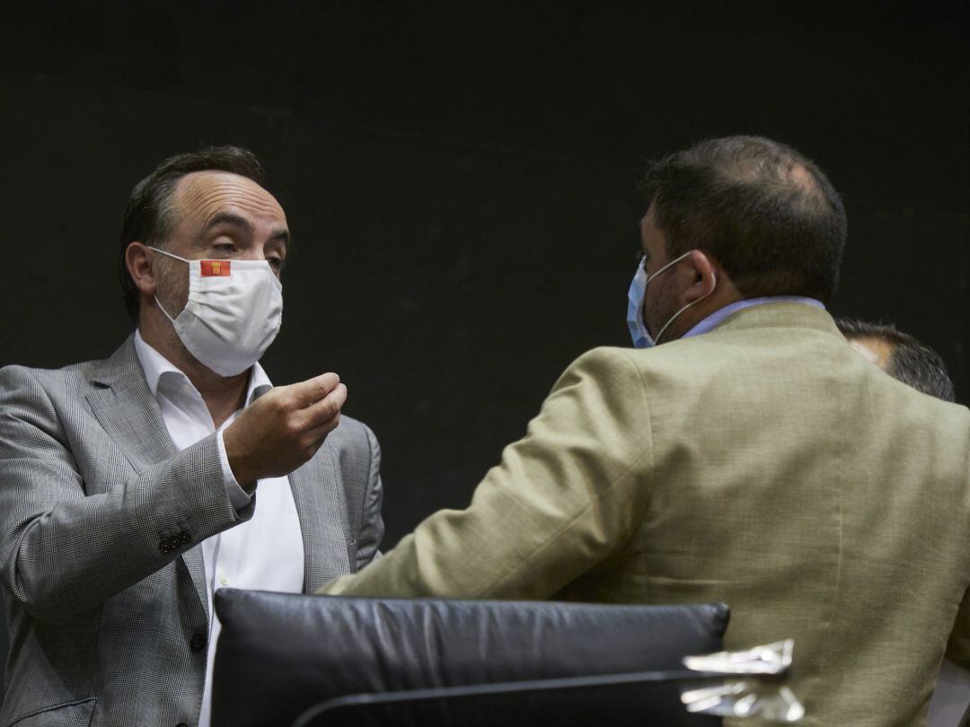 El portavoz de Navarra Suma, Javier Esparza, habla con el presidente del Parlamento de Navarra, Unai Hualde.