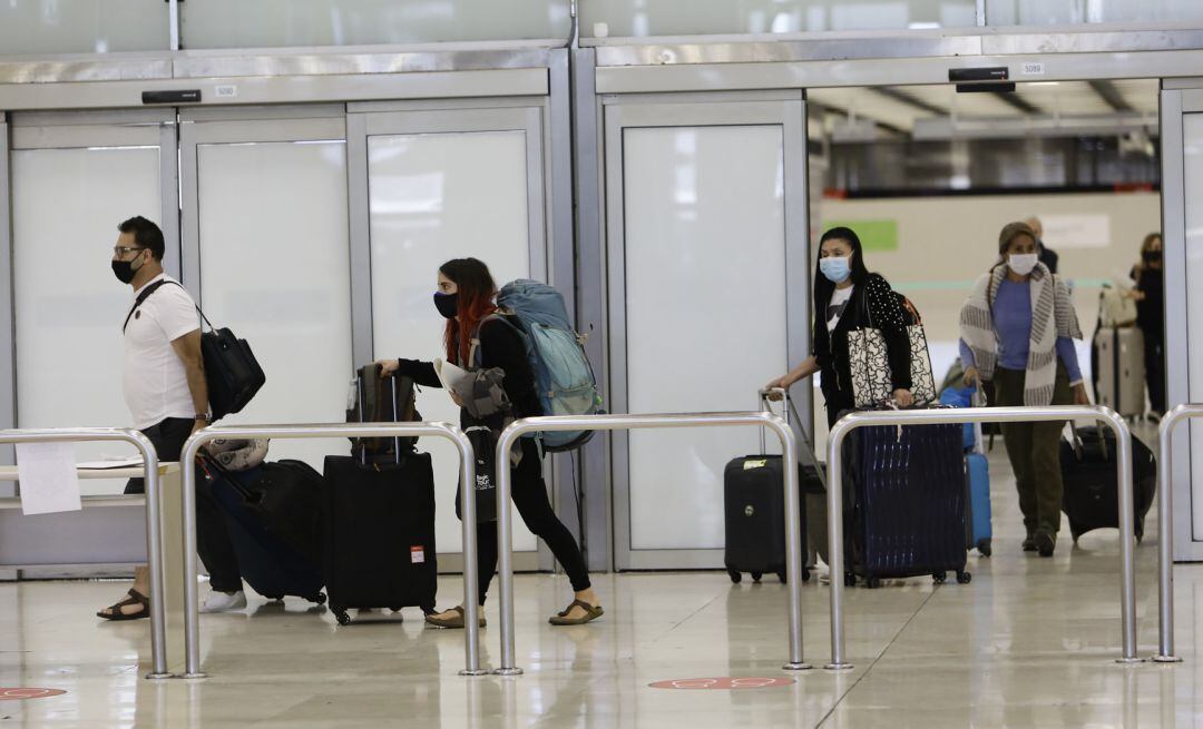 Varios pasajeros llegan al Aeropuerto Adolfo Suárez Madrid-Barajas procedente de Colombia.