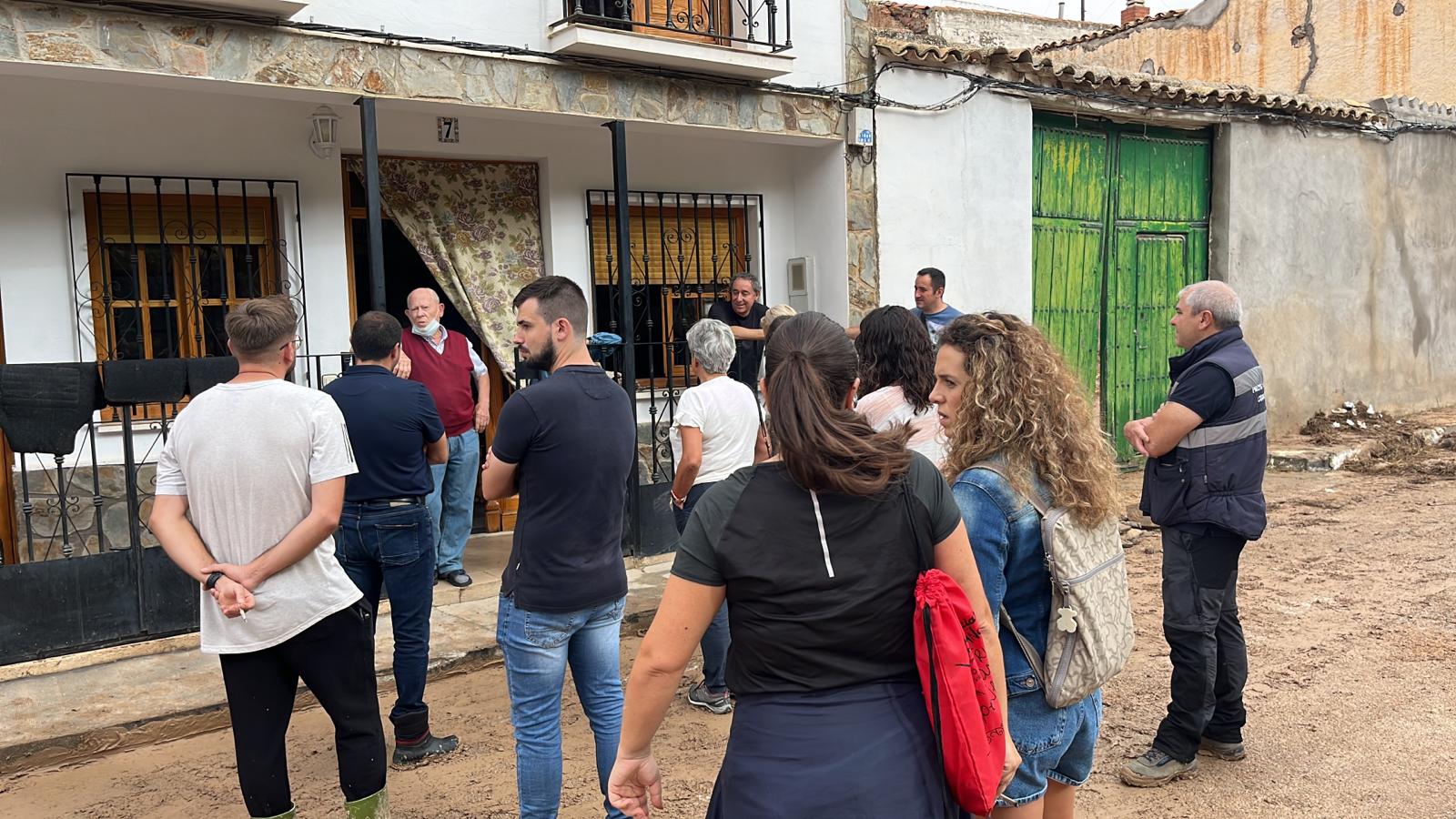 Álvaro Martínez Chana, presidente de la Diputación de Cuenca; Abel Fresneda, Diputado provincial de deportes y Mari Ángeles López, delegada de la Junta de Comunidades de Castilla-La Mancha en Cuenca, junto con Obdulio, vecino atrapado ayer en su coche.