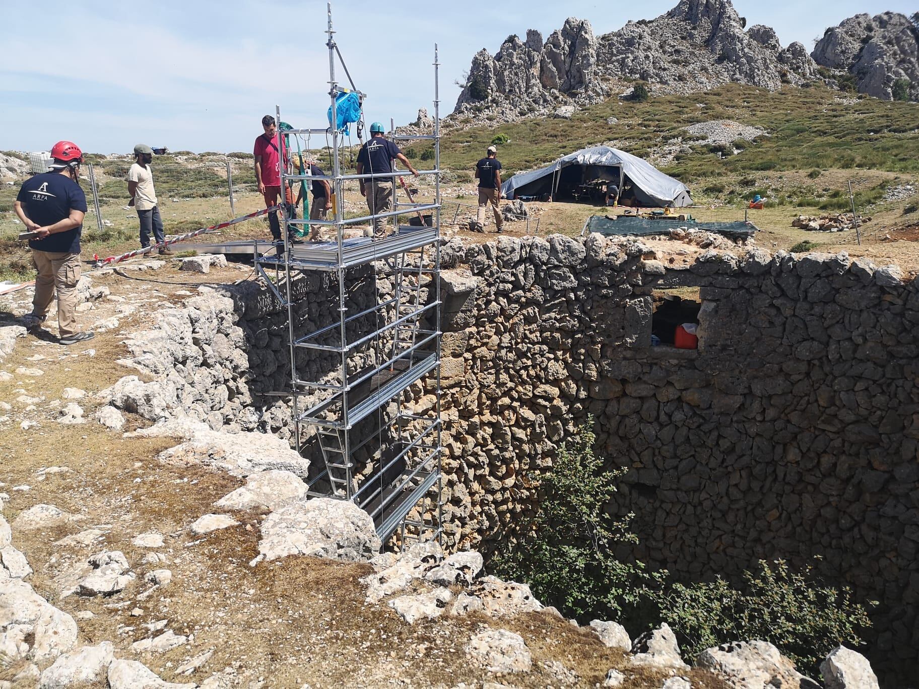 Los operarios de una empresa especializada estuvieron realizando, la pasada primavera, unas catas y la consolidación de la estructura del nevero del Pla de la Casa en Fageca.