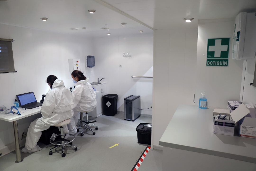 Vistas del interior de uno de los camiones con equipos móviles para hacer pruebas del Covid.