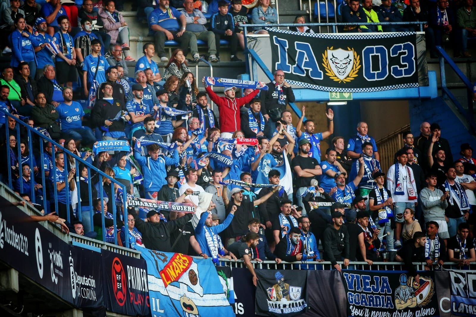Afición azulilla en Riazor durante la semifinal del Play Off de ascenso a 2ª.