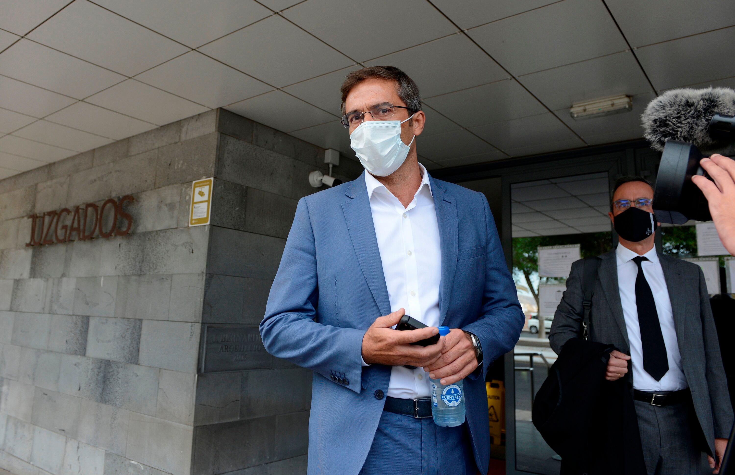 Entrada de San Ginés en los juzgados en el primer juicio de la incautación de la desaladora.