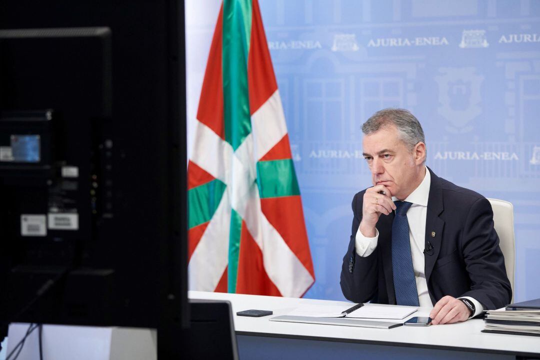  Imagen cedida por el Gobierno Vasco del lehendakari, Iñigo Urkullu, durante una videoconferencia este domingo en la que el presidente del Gobierno, Pedro Sánchez, ha informado a los presidentes autonómicos de la paralización de actividades, una &quot;medida excepcional&quot; anunciada ayer que entrará en vigor mañana lunes.