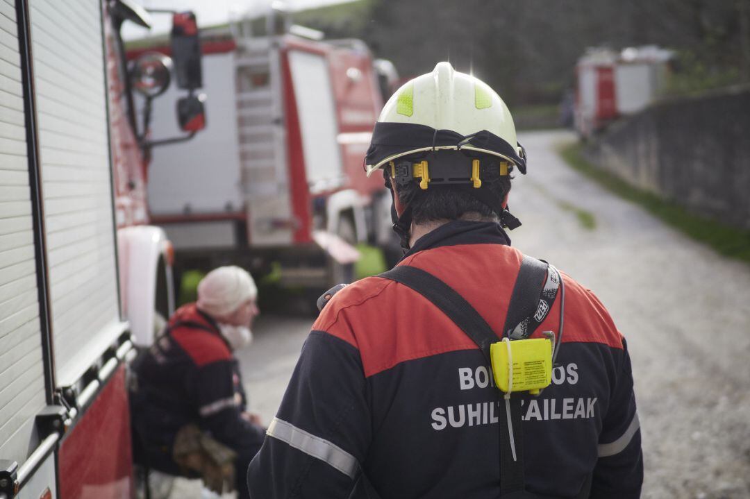 Varios bomberos de Navarra descansan próximos a la zona del fuego en AuzoBerri