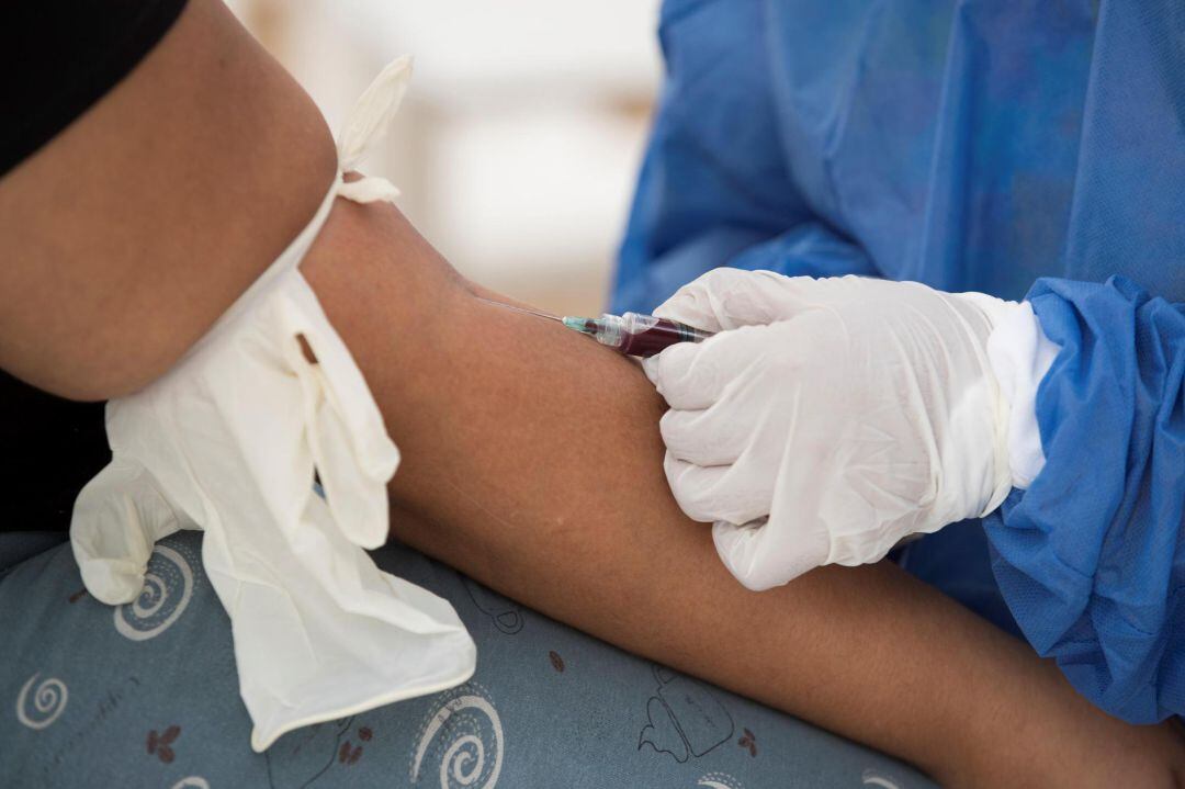 Un sanitario realiza una extracción de sangre a un paciente