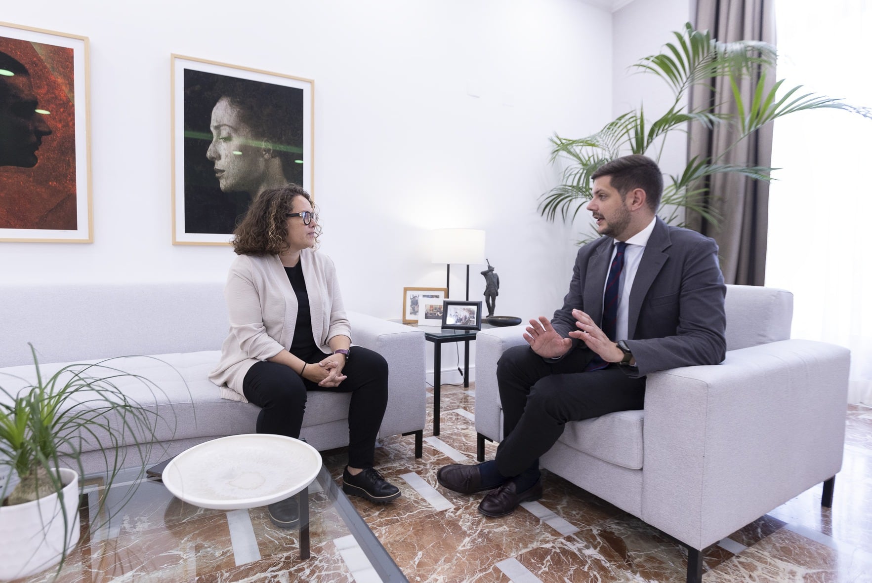 José Manuel Prieto durante la reunión mantenida con la representante de Més Gandia, Alícia Izquierdo.