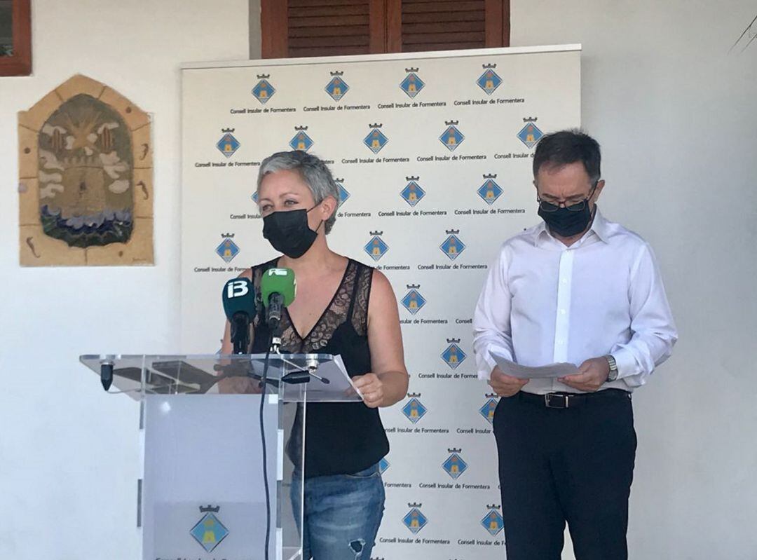 Ferrer y Marí Ribas explicando las nuevas medidas