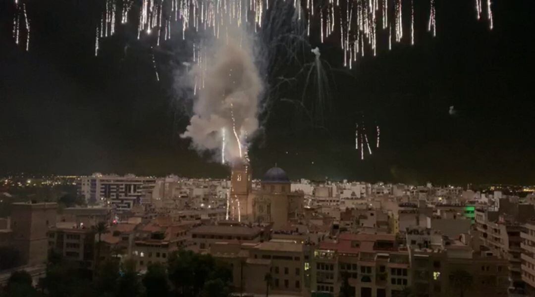 Imagen de Elche iluminada por la última Palmera de la Virgen que se disparó en 2019