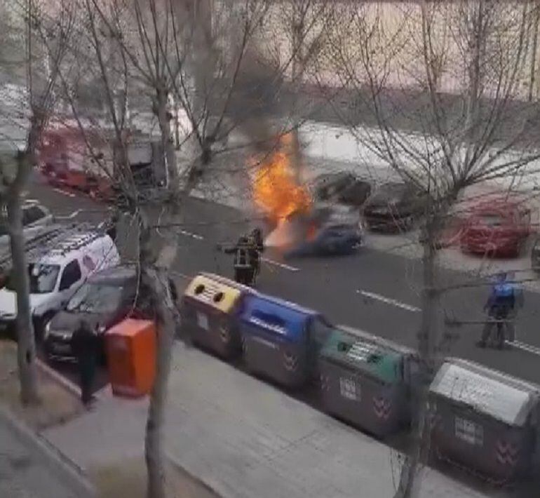 Coche ardiendo en la Avenida de la Constitución