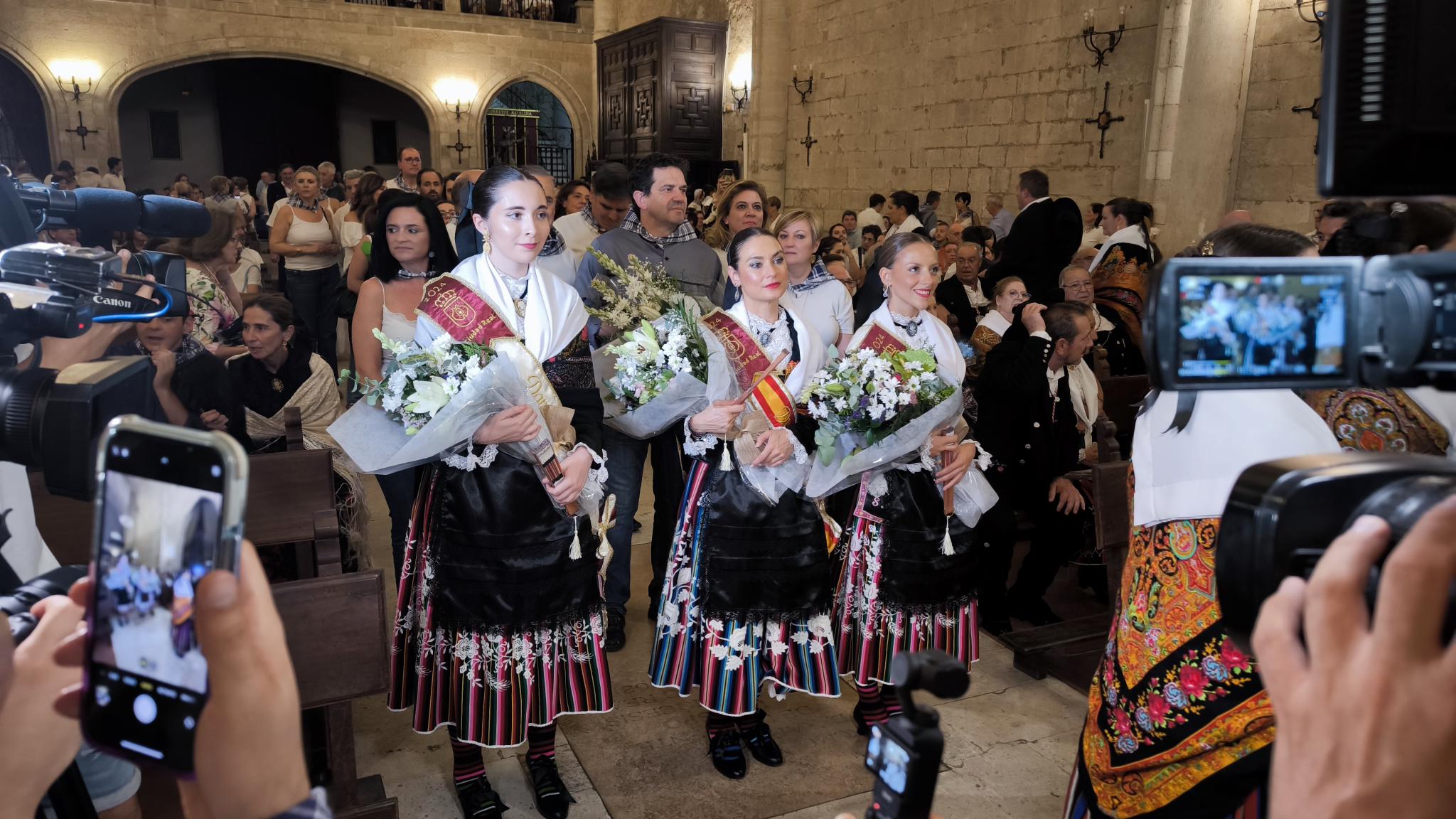 Ofrenda de flores y frutos en la Catedral ante la Virgen del Prado