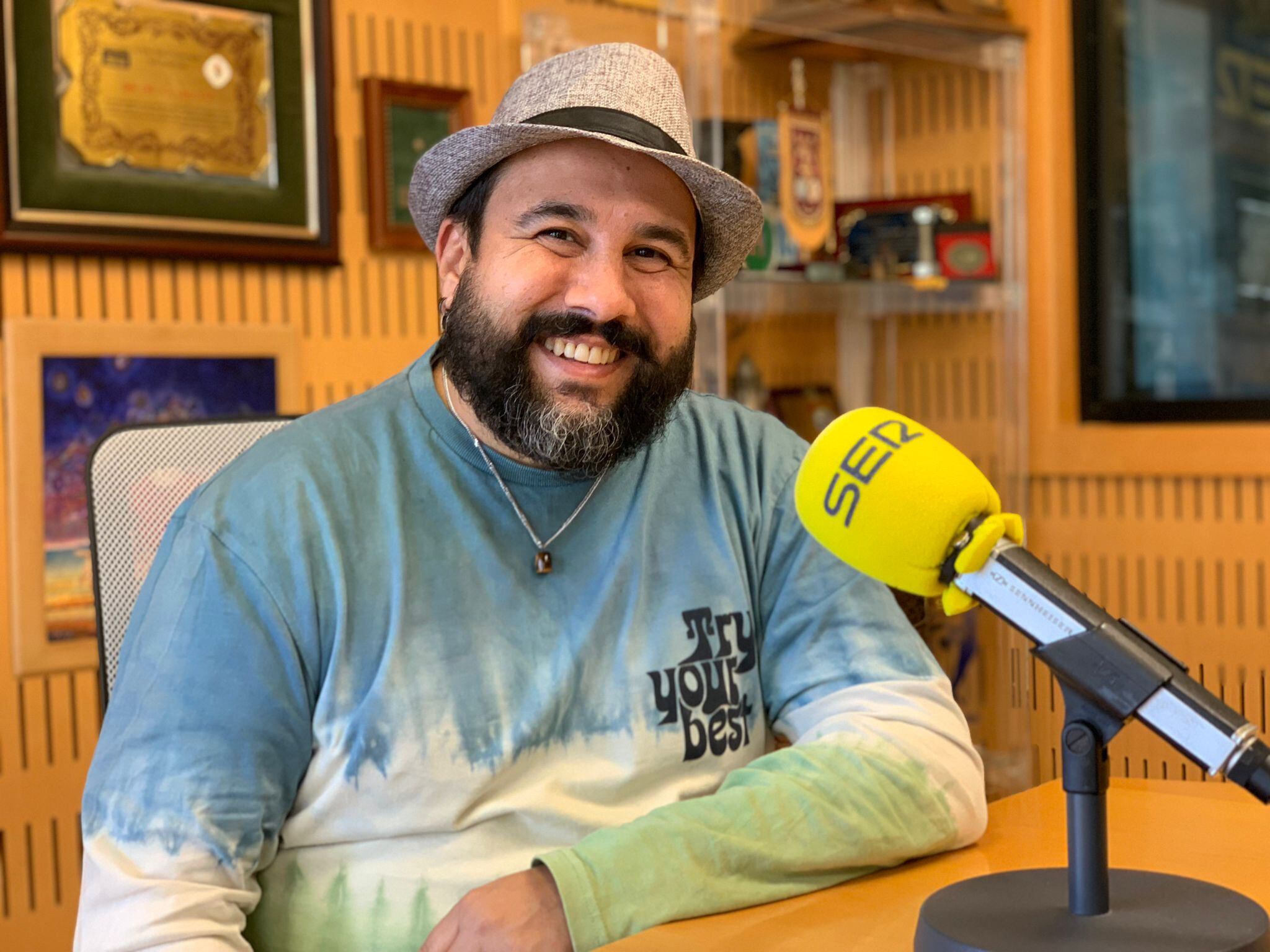 El cantaor gaditano José Anillo, en el estudio de Radio Cádiz