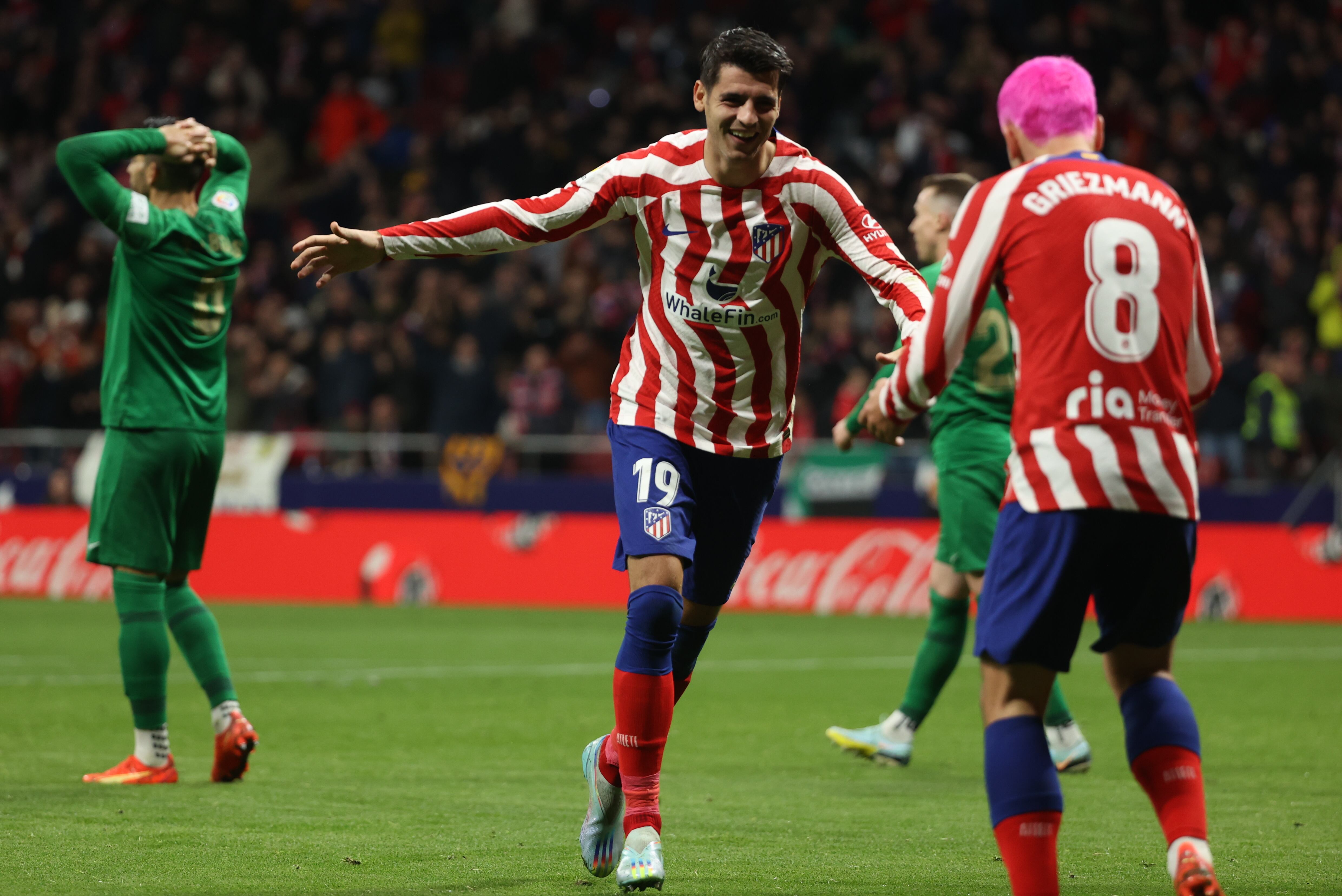 Álvaro Morata celebra con Antoine Griezmann un gol durante el partido de la primera vuelta entre Atlético de Madrid y Elche CF.
