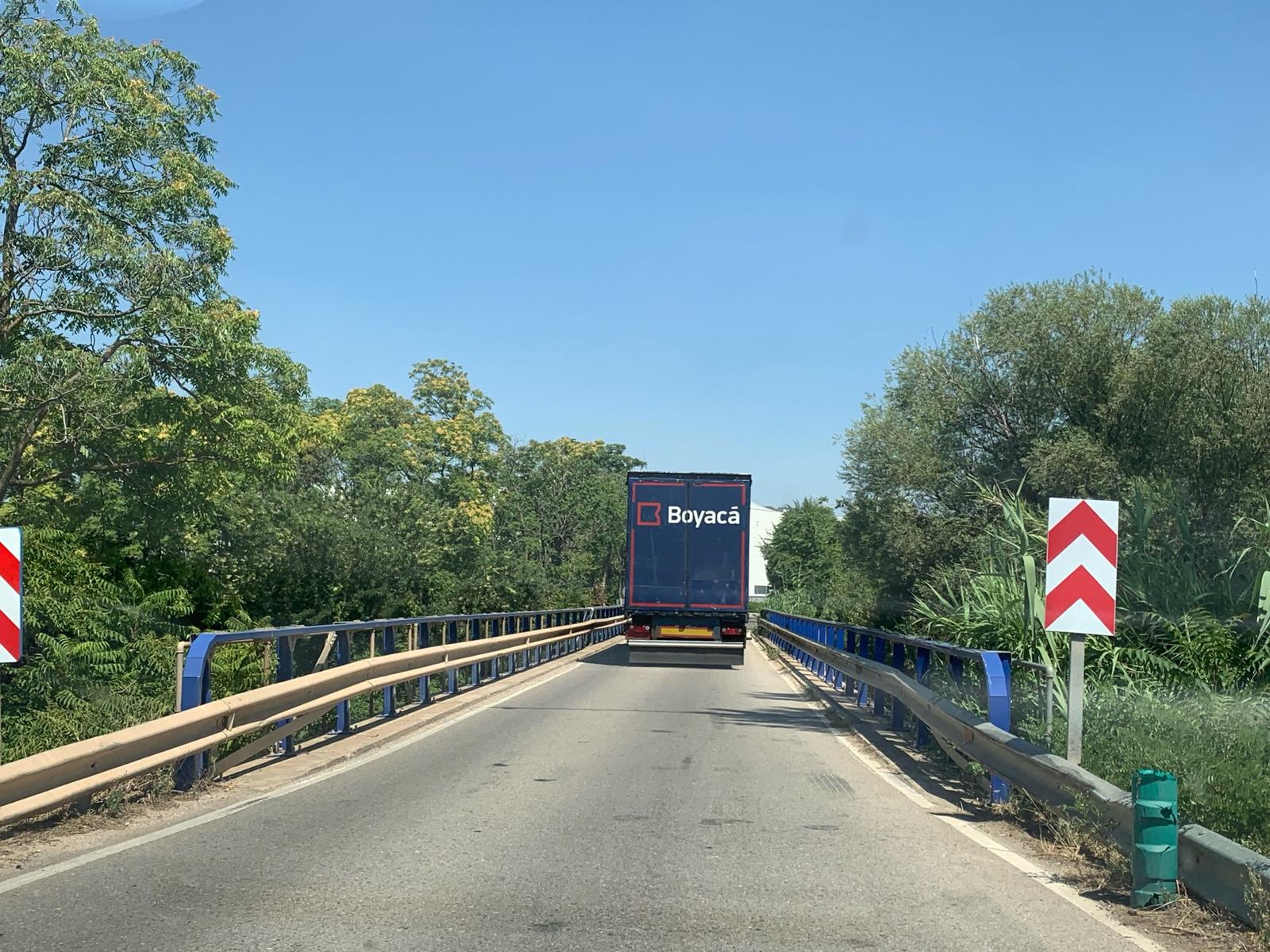 Un camión cruzando el puente de la GU-203