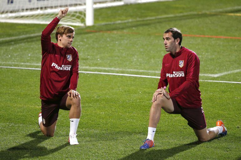 El delantero francés del Atlético de Madrid, Antoine Griezmann, y el defensa uruguayo Diego Godín, durante el entrenamiento.