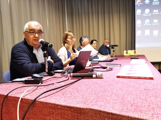 Carlos de la Villa, en primer plano, da la bienvenida a los asistentes