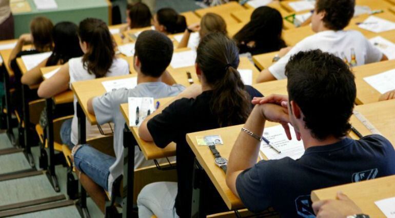 Alumnos realizando el examen de acceso a la universidad