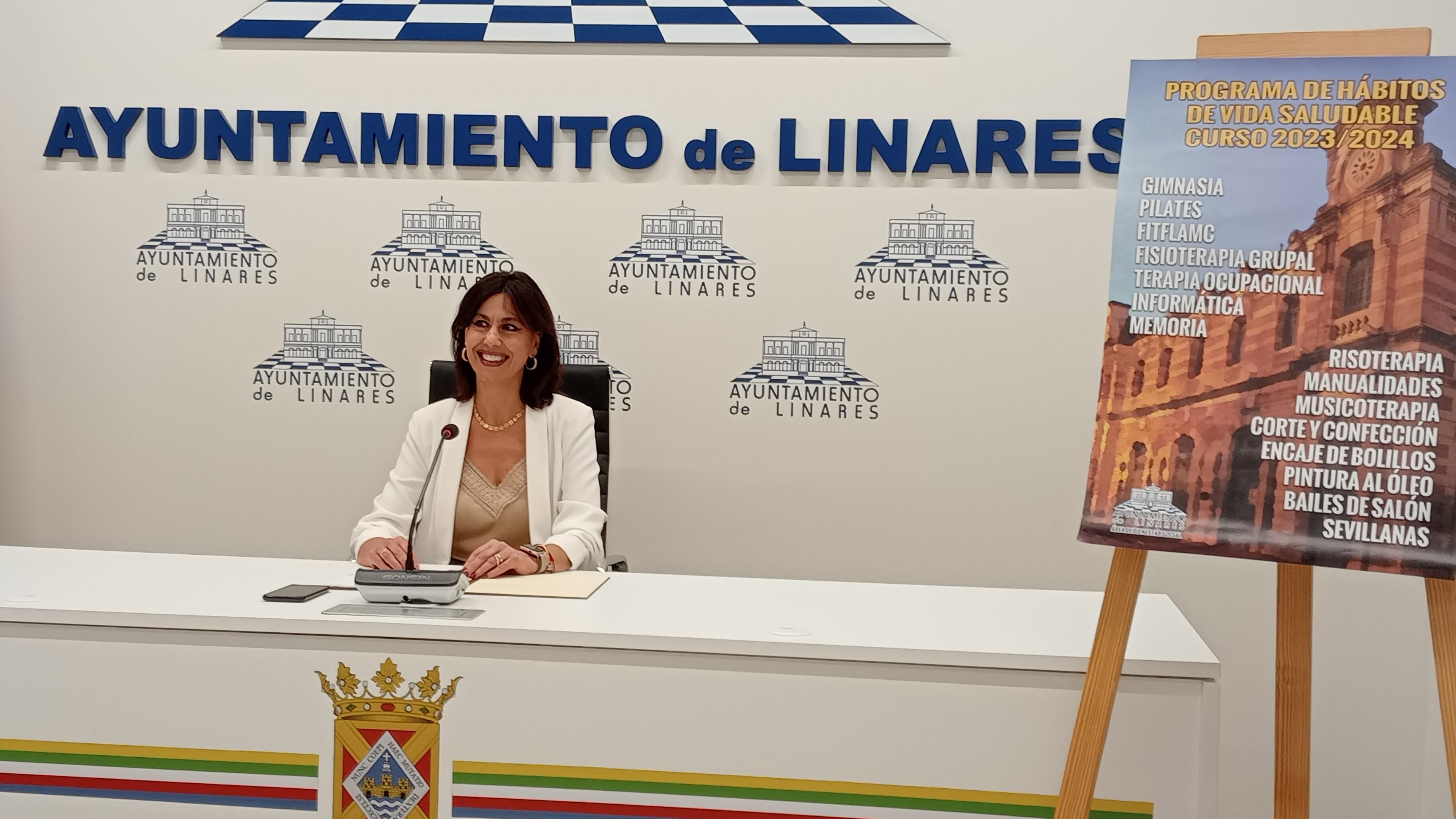 Mamen Muñoz presenta los talleres municipales para personas mayores en Linares