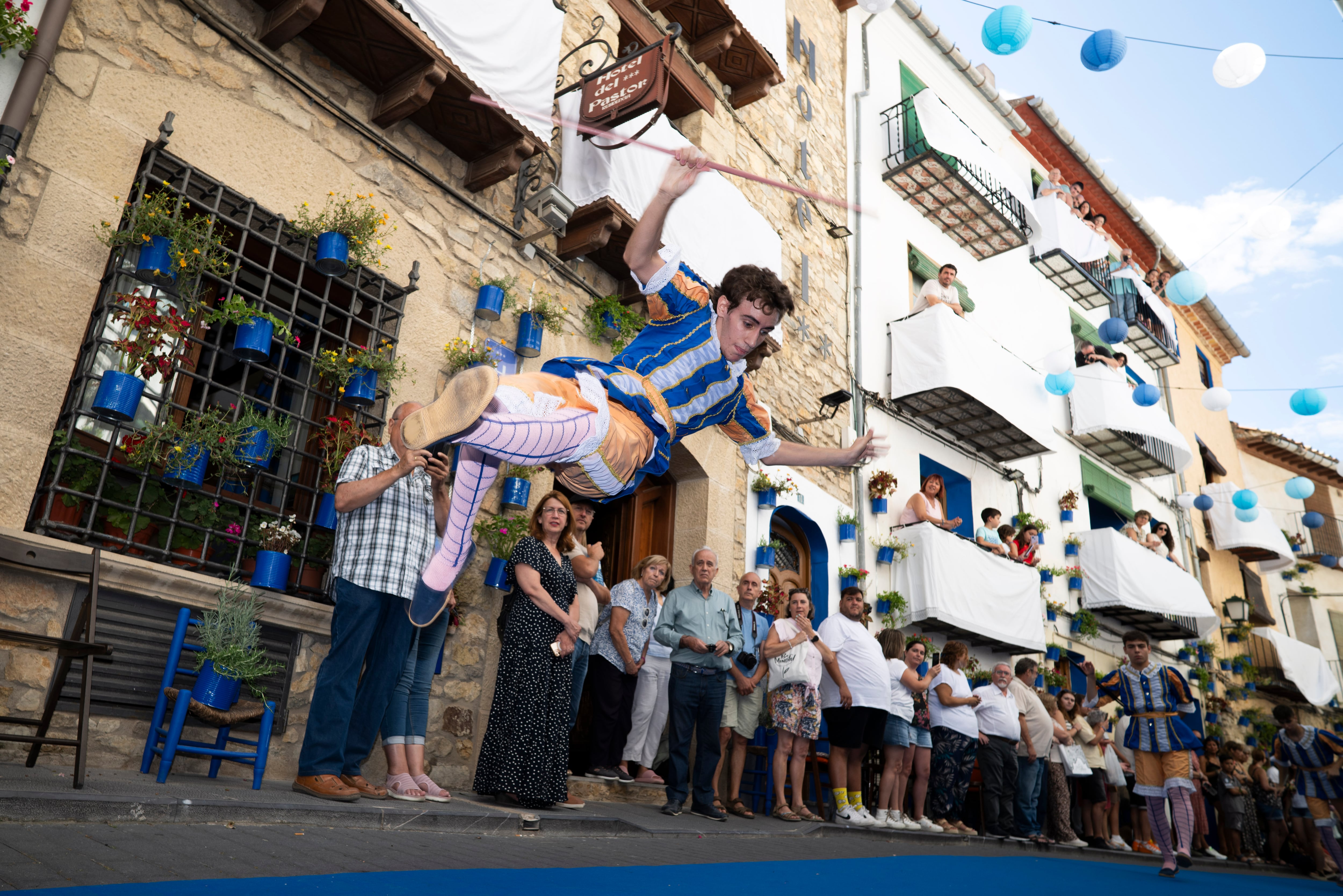 MORELLA (CASTELLÓN), 18/08/2024.- La localidad de Morella celebra el segundo día del 55 Sexenni, un novenario que se celebra cada 6 años en la localidad castellonenese desde 1672 y declarada fiesta de Interés Turístico Nacional. EFE/Andreu Esteban
