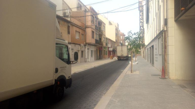 Imagen de vehículos circulando por la calle Colón en Dénia, hoy miércoles 4 de julio, a primera hora de la mañana.