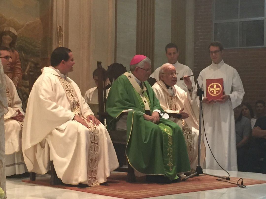 Don Mariano dando las gracias