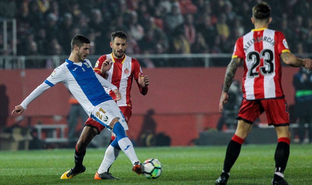 El pepinero Ruben Pérez pasa el balòn durante el partido de la temporada pasada en Montilivi.