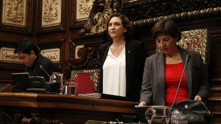 La alcaldesa de Barcelona, Ada Colau, junto a su teniente alalcade Gerardo Pisarello y Laia Ortiz 