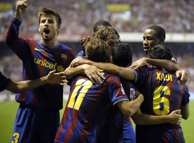 Varios jugadores del Barça celebran el gol de Pedro