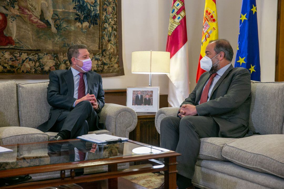 Emiliano García Page y Julián Garde durante su encuentro en el Palacio de Fuensalida