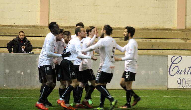 Celebración del gol de los blanquinegros.