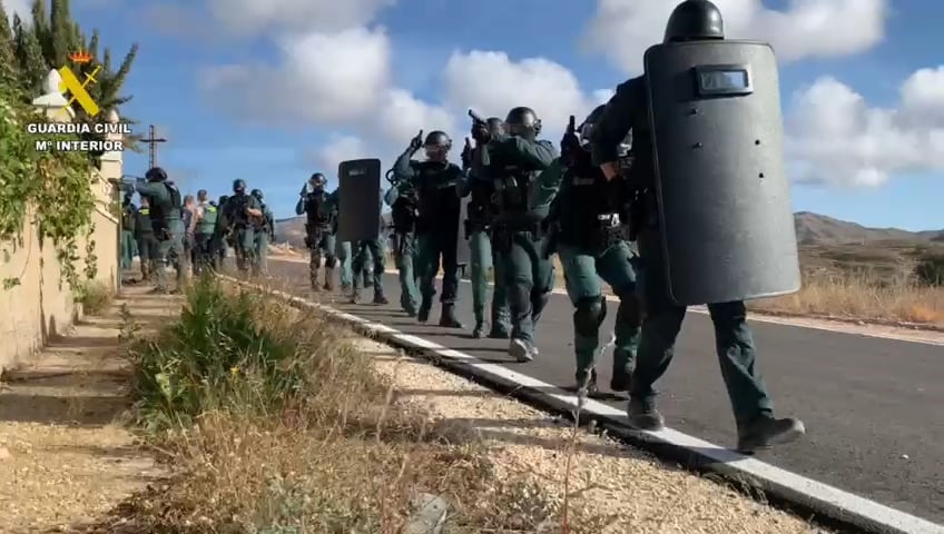 Un hombre atrincherado hiere de bala a cuatro agentes de la Guardia Civil en una operación antidroga en Alicante.