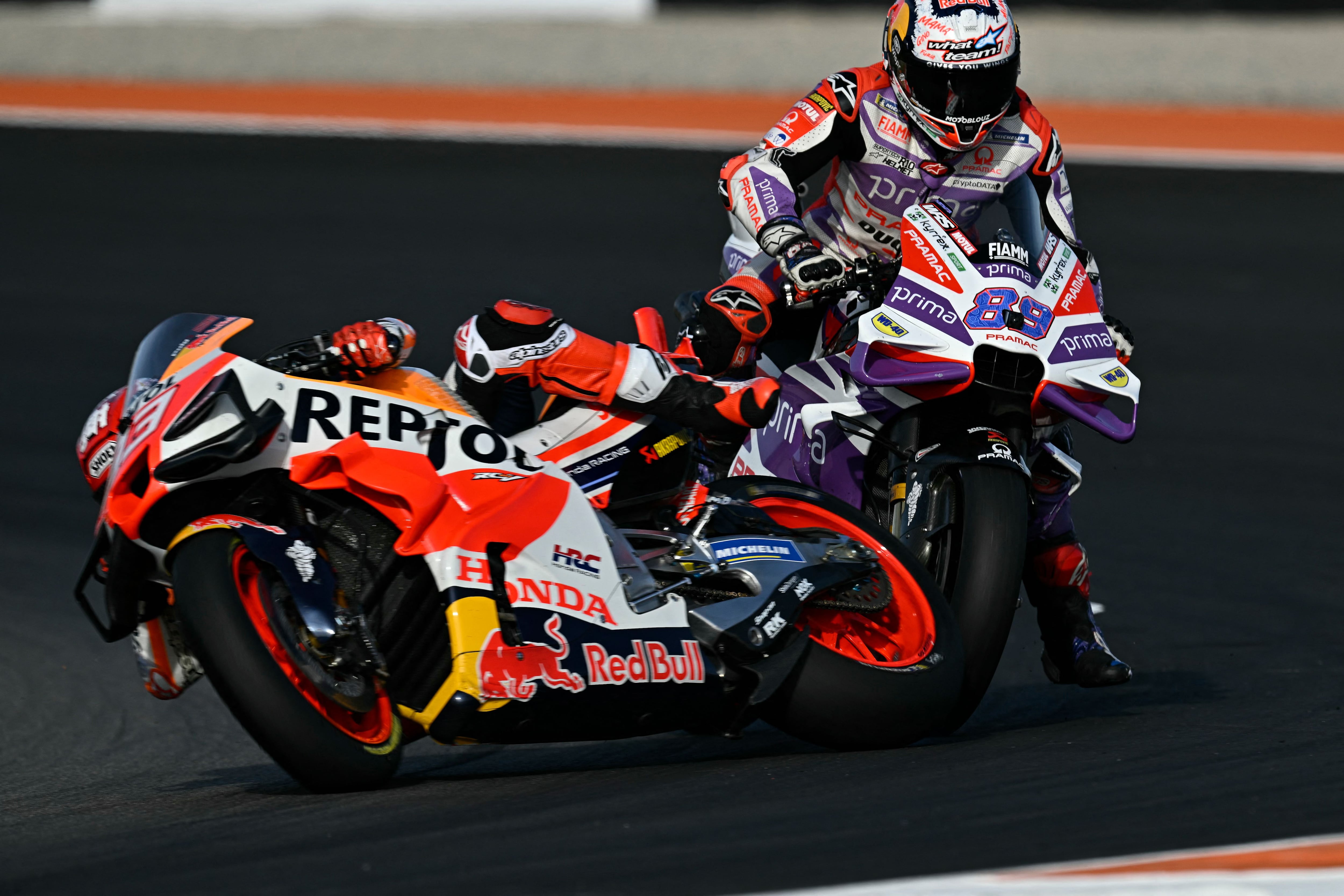 Marc Márquez y Jorge Martín chocan durante el GP de Valencia de Moto GP