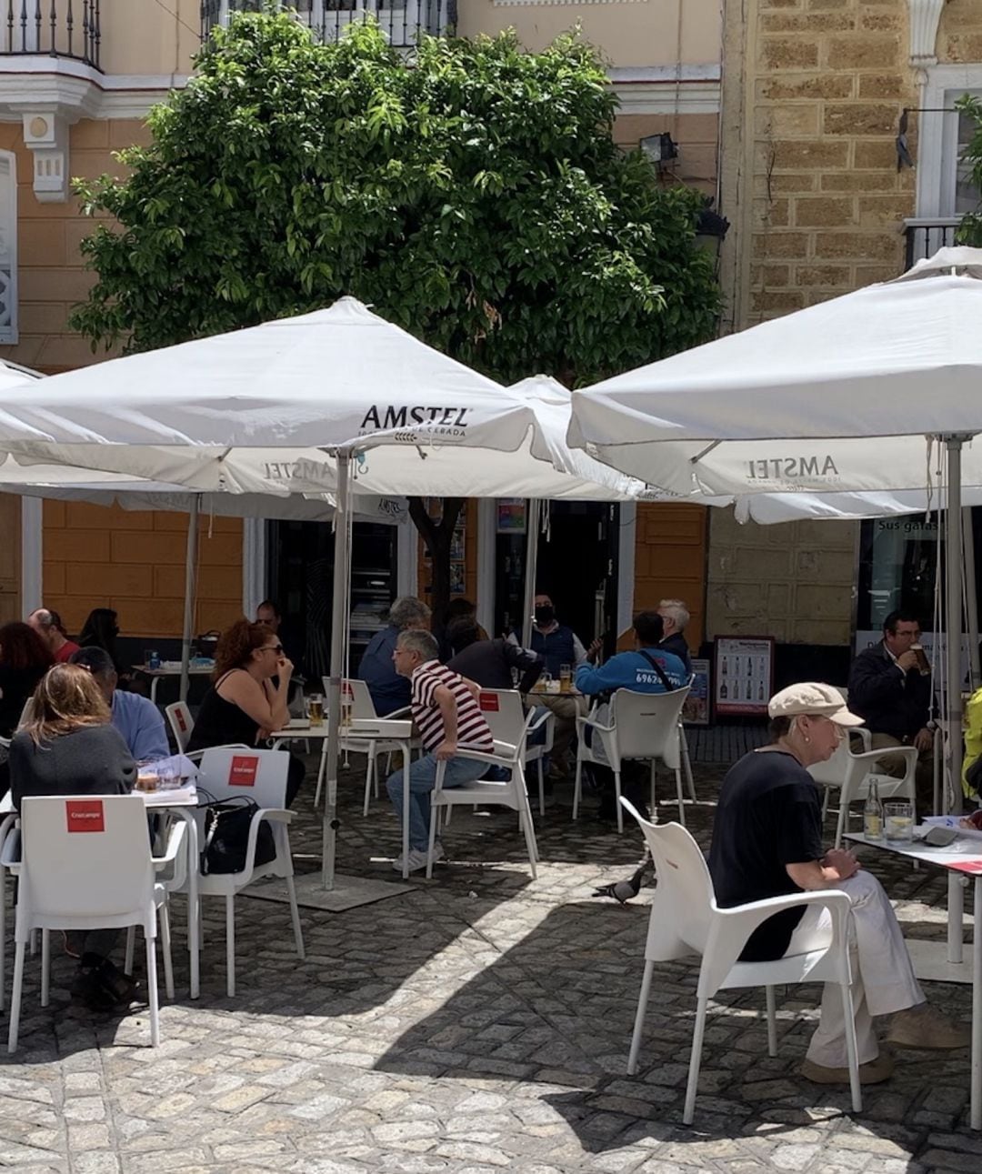 Terraza de un establecimiento en la Plaza de San Francisco este lunes 