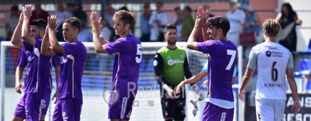 Los futbolistas del Real Jaén saludan a los aficionados tras empatar a uno en Vélez.