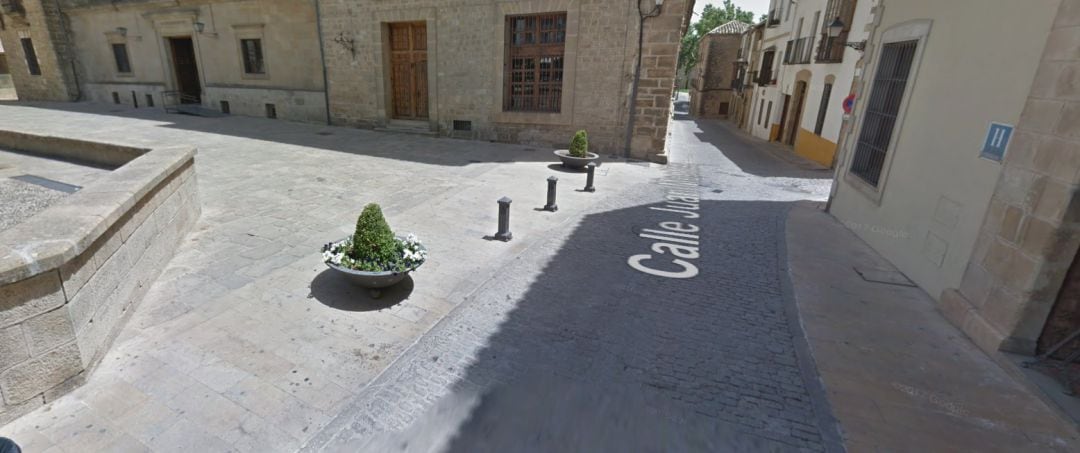 Calle Juan Montilla de Úbeda, vía donde el coche estaba estacionado con el bolso en el capó. 