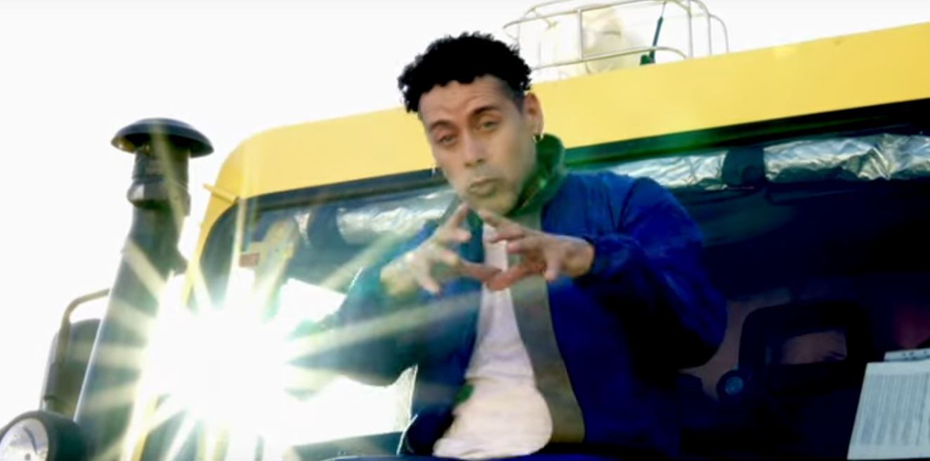 El cantante cubano Ruzzo Mc en el videoclip de &#039;Ojos de gata&#039;.