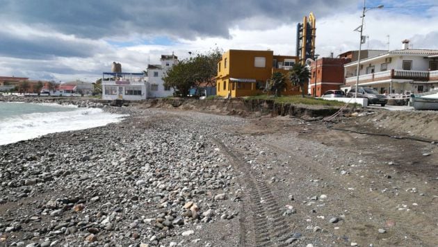 En La Araña (Málaga) donde las viviendas ocupan terreno de dominio público y se actuará en abril o mayo con aportes de arena