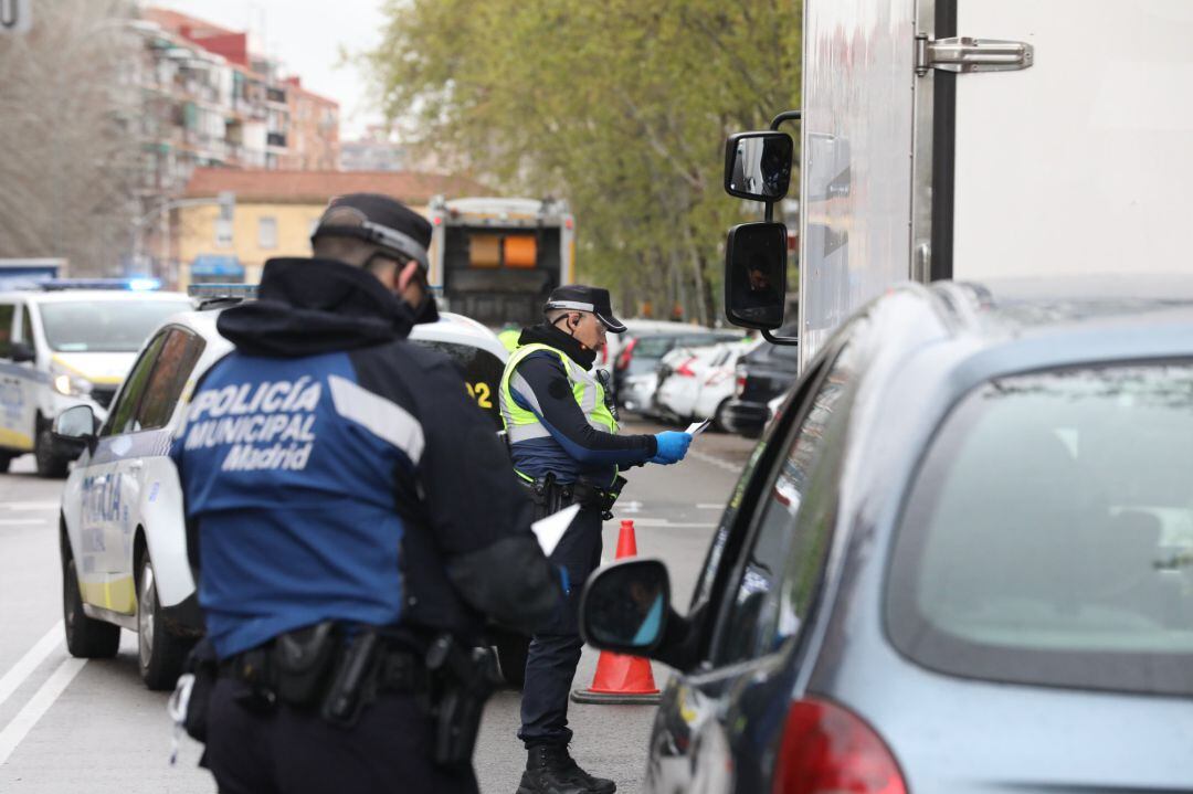 Dos policías municipales dan el alto a dos vehículos, uno de ellos un particular y otro un camión