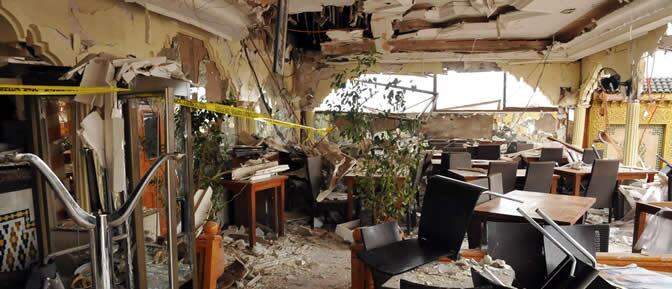 Vista de la terraza del café Argana tras el atentado registrado en la plaza Yemá el Fna de Marraquech