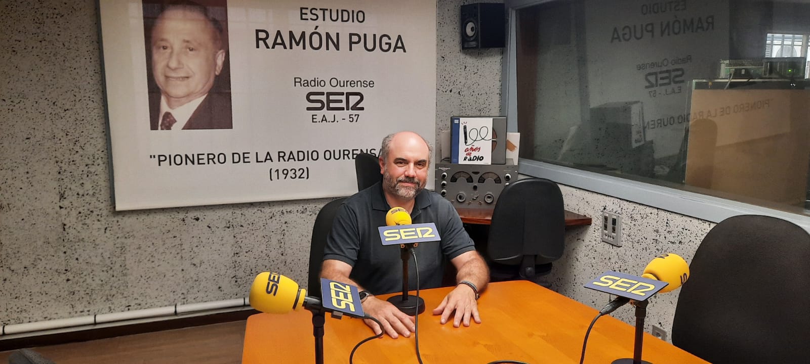 David Martínez en el estudio Ramón Puga de Radio Ourense-Cadena Ser